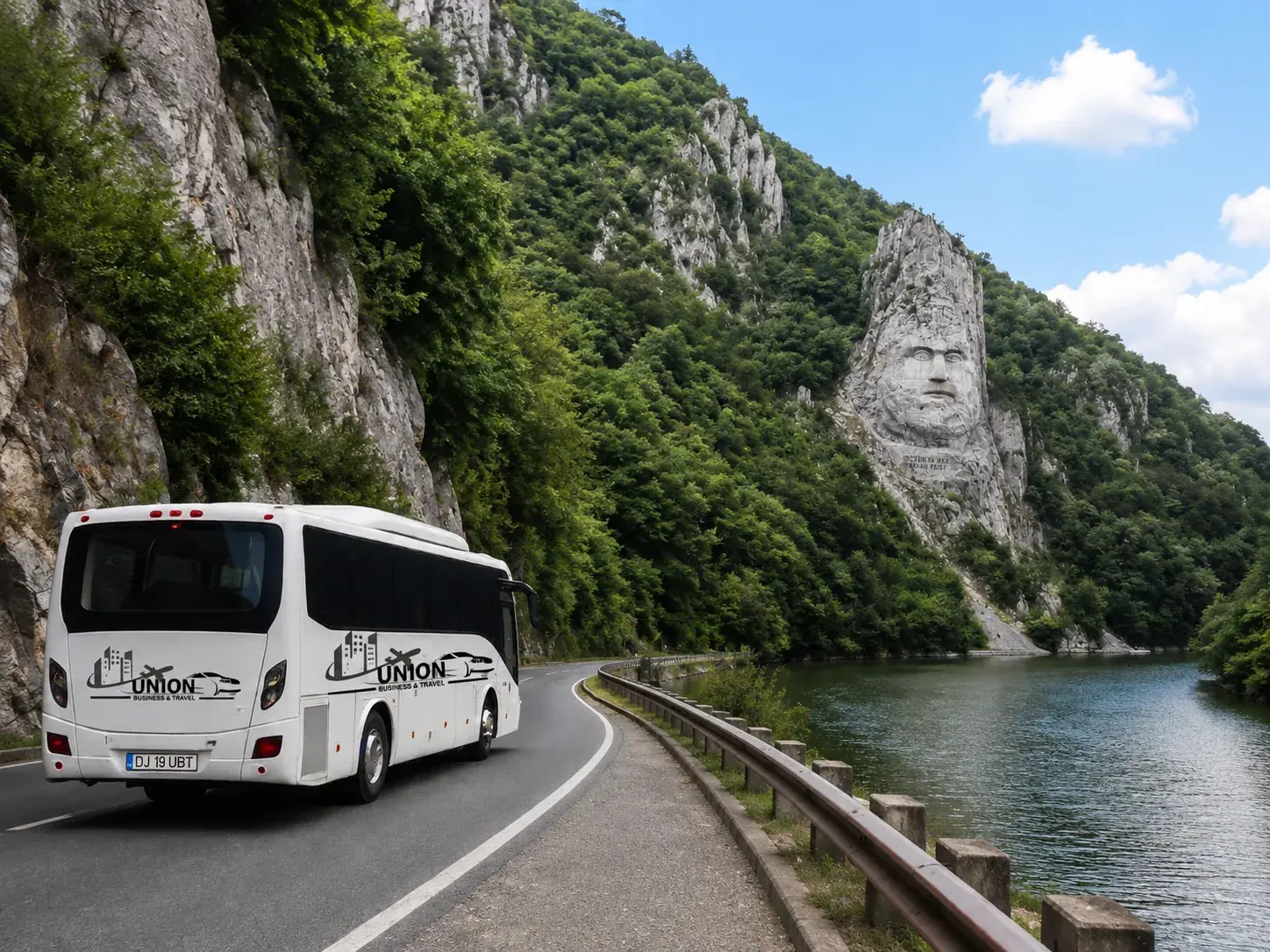 Autocar UBT în peisaj montan — excursii și călătorii