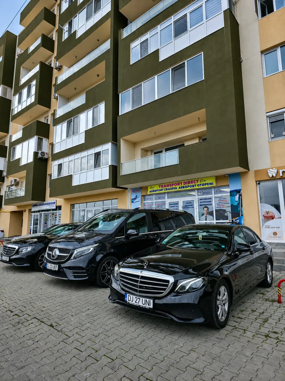 Flota Mercedes UBT pentru transfer privat, în fața sediului din Craiova