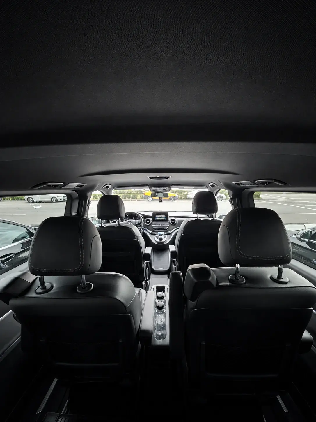 Interiorul unui Mercedes V-Class pregătit pentru un transfer discret