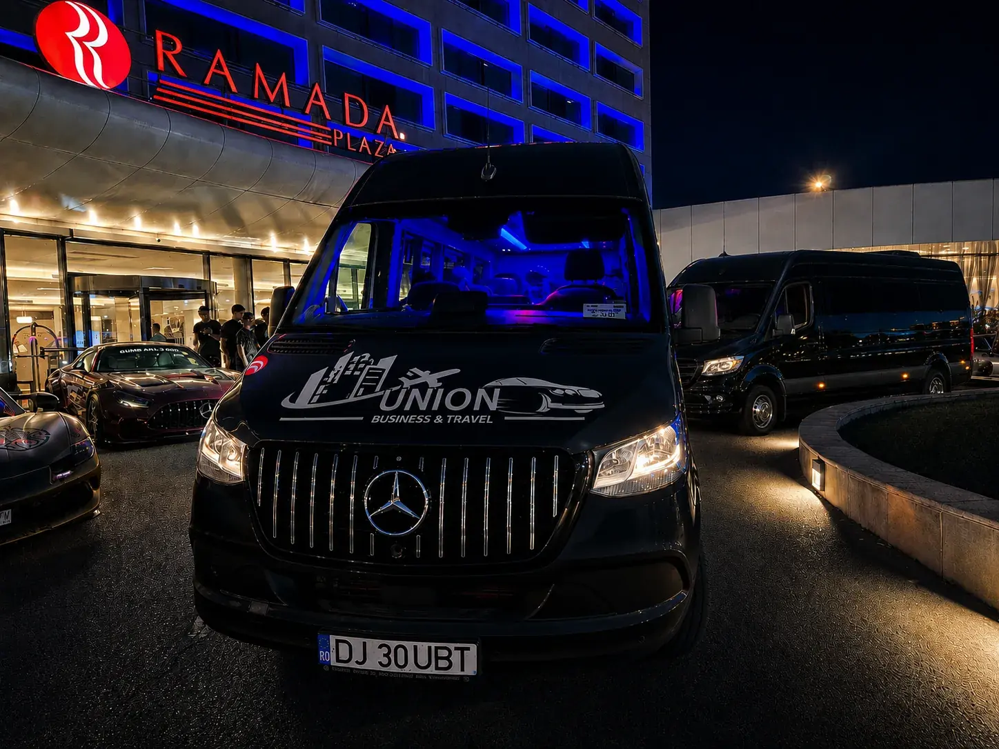 Microbuz Mercedes UBT în fața hotelului Ramada Plaza, pentru grupuri corporate