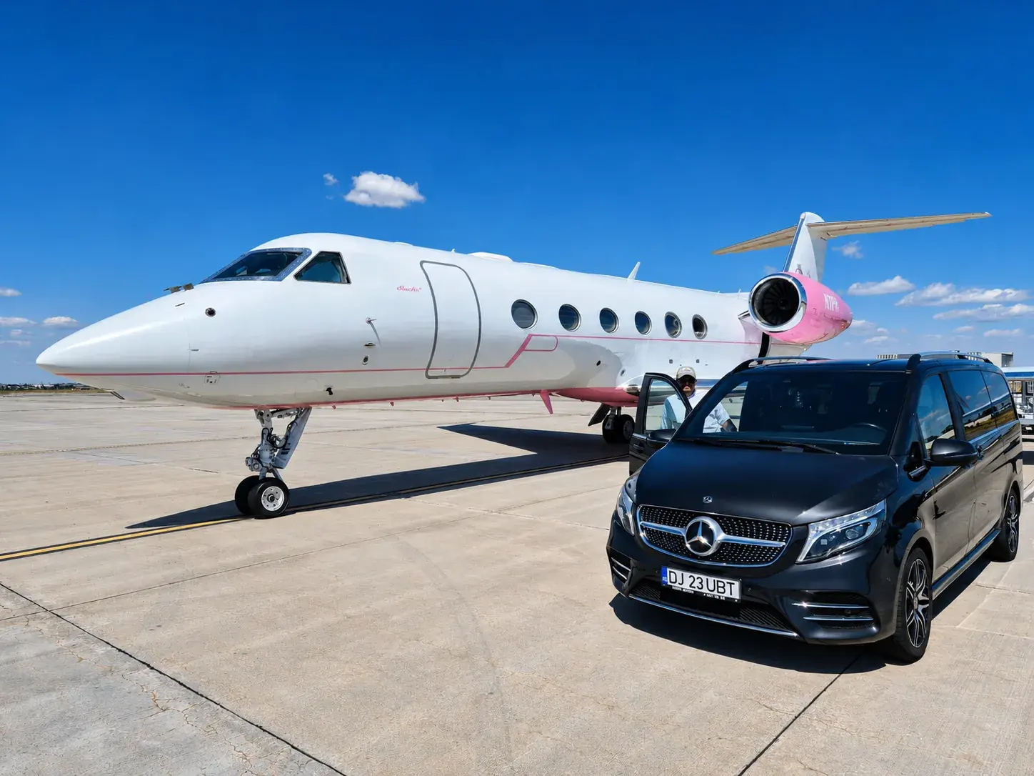 Mercedes V-Class UBT lângă un jet privat pe pistă