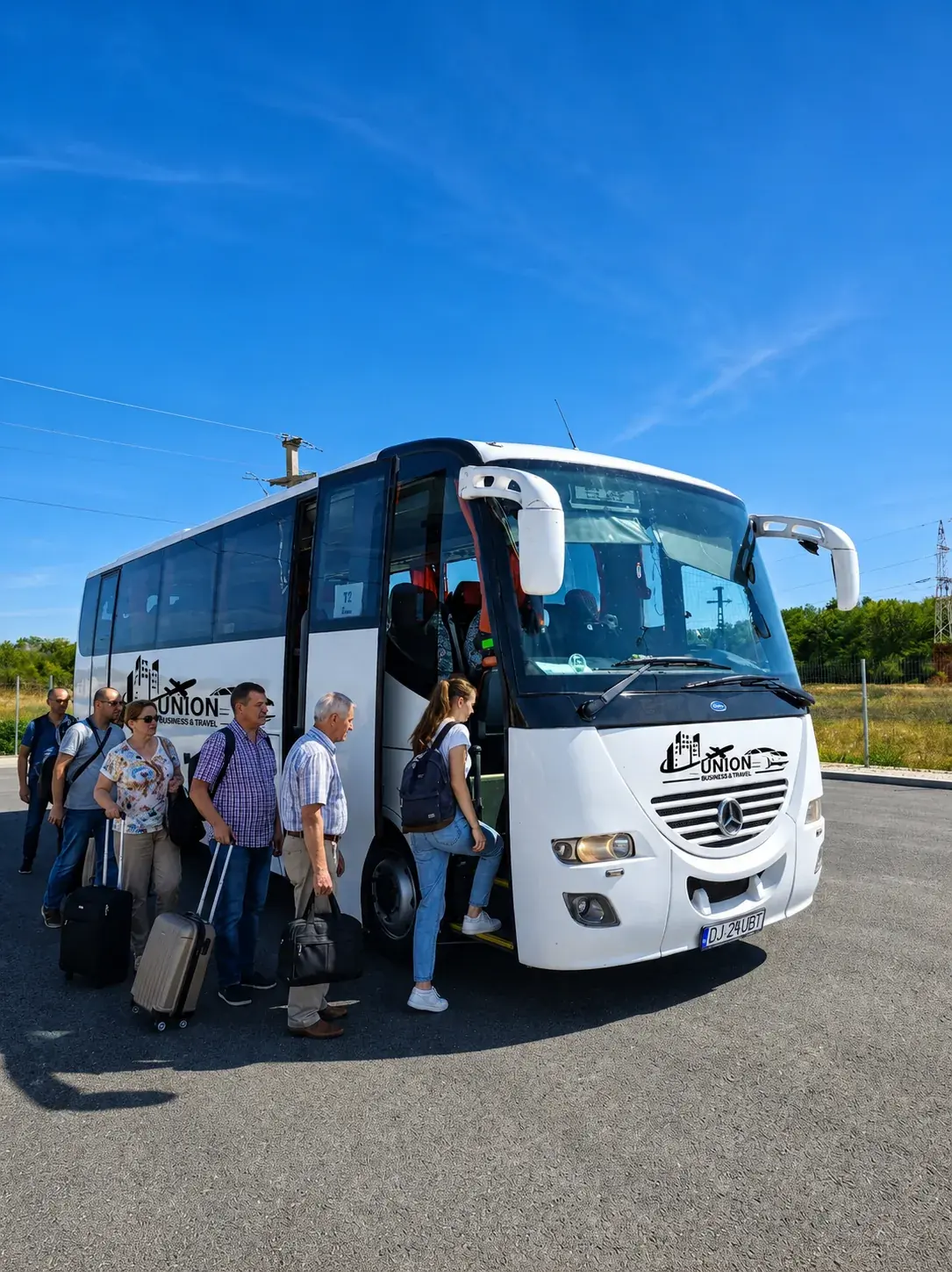 Pasageri urcând în autocarul UBT pentru cursa spre aeroport