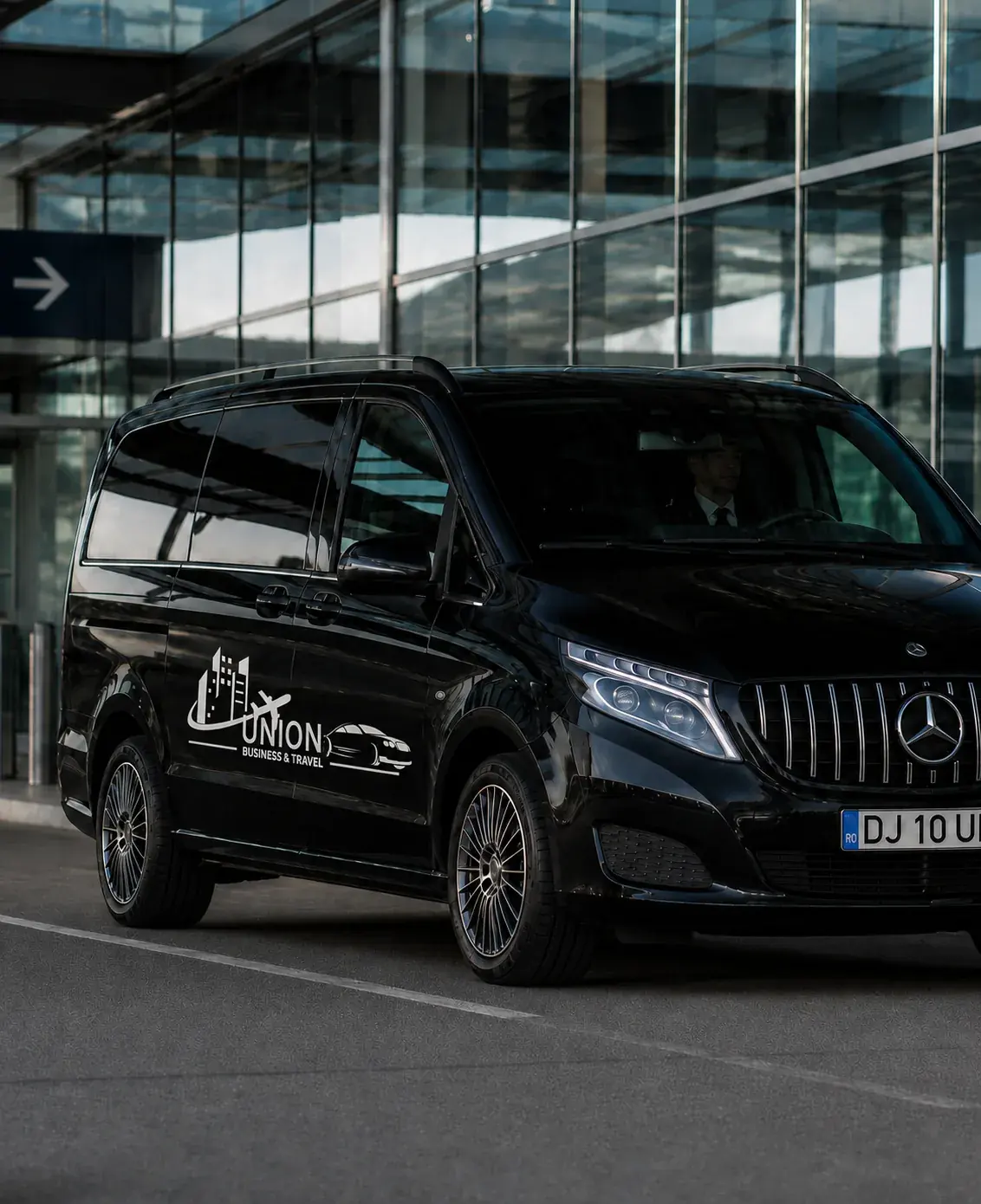 Mercedes Vito UBT în fața terminalului aeroportului