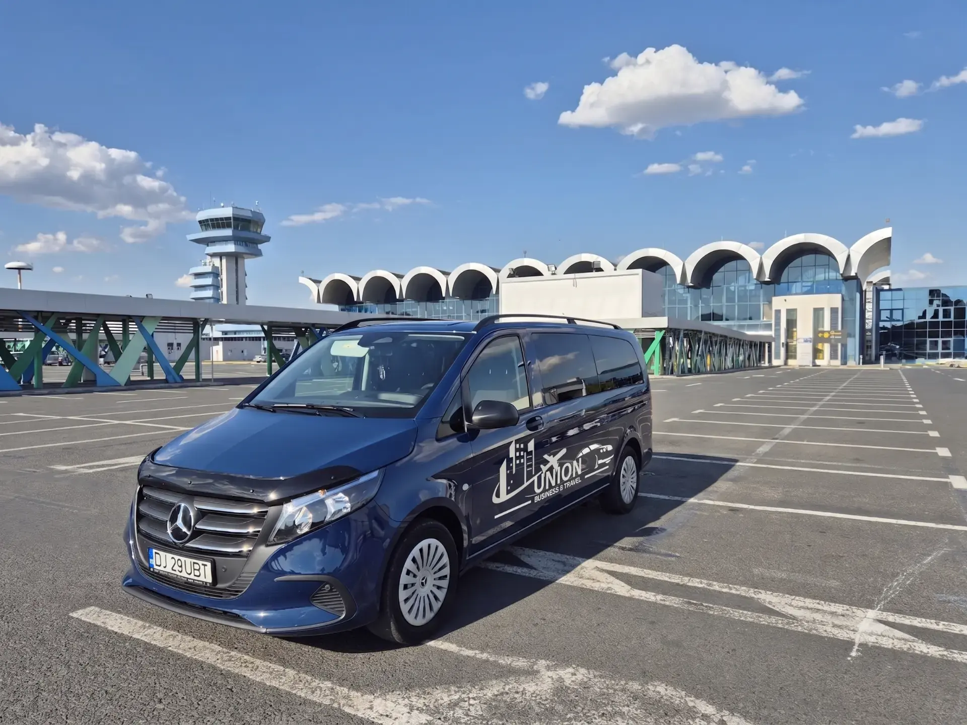 Mercedes Vito UBT în fața terminalului Otopeni